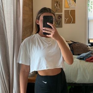 🌟 BDG WHITE CROP TEE